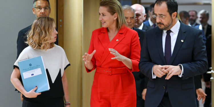 La presidente del Consiglio, Giorgia Meloni (a sinistra) con i leader di Danimarca e Cipro in un momento che precede i lavori del vertice dei capi di Stato e di governo dell'Ue [Bruxelles, 17 ottobre 2024. Foto: European Council]