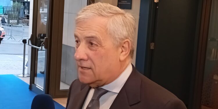 Il ministro degli Esteri, Antonio Tajani, al pre-vertice del Ppe [Bruxelles, 17 ottobre 2024. Foto: Emanuele Bonini]