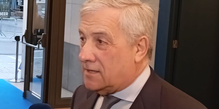 Il ministro degli Esteri, Antonio Tajani, al pre-vertice del Ppe [Bruxelles, 17 ottobre 2024. Foto: Emanuele Bonini]