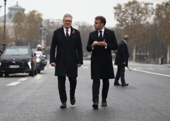 Il Presidente francese Emmanuel Macron incontra il Primo ministro britannico Keir Starmer. Credit: Christophe Petit Tesson/ POOL / AFP